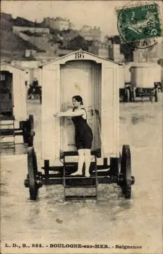 Ak Boulogne sur Mer Pas de Calais, Badewagen am Strand, Frau im Badeanzug