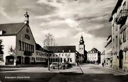 Ak Attendorn im Sauerland, Rathausplatz, Blick zur Kirche, Rathaus, Autos