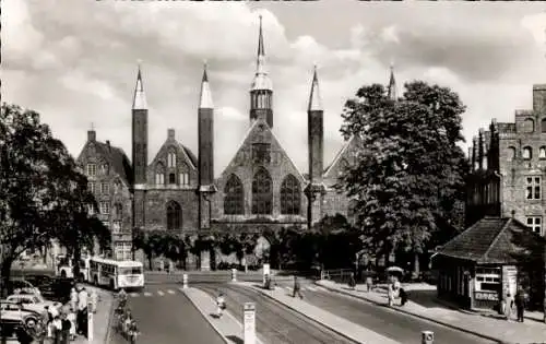 Ak Hansestadt Lübeck, Koberg, Blick zum Heiligen Geist Hospital