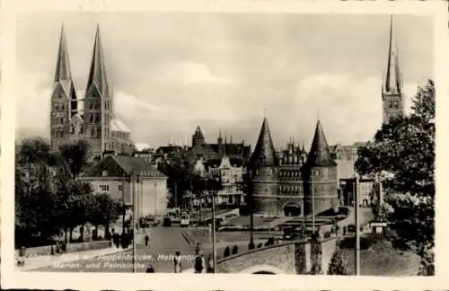 Ak Hansestadt Lübeck, Puppenbrücke, Holstentor, Marienkirche, Petrikirche