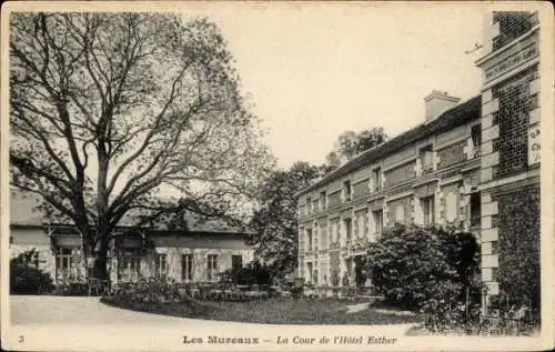 Ak Les Mureaux Yvelines, Der Innenhof des Hôtel Esther