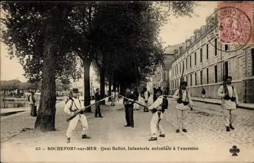 Ak Rochefort sur Mer Charente Maritime, Quai Bellot, Kolonialinfanterie bei Übung