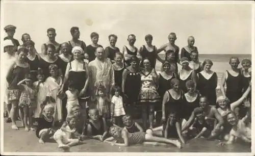 Foto Ak Niechorze Ostseebad Horst Pommern, Gruppenportrait am Strand