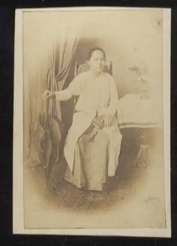 Malaysia - Originalphotographie - August Sachtler, um 1864 - Penang, Frau mit Schirm und Buch