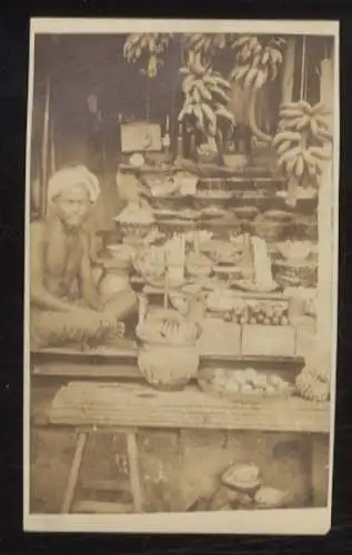 Malaysia - Originalphotographie - August Sachtler, um 1864, Penang, Marktstand mit Früchten, Händler