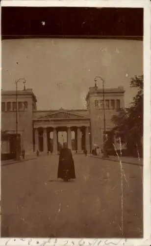 Foto Ak München Bayern, Frau vor den Propyläen