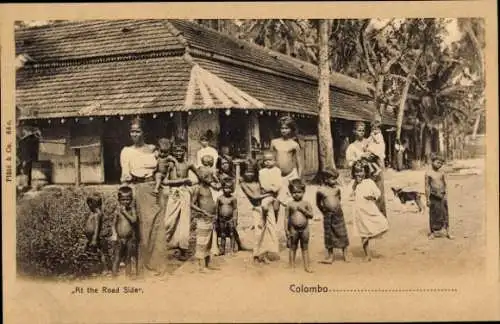 Ak Colombo Ceylon Sri Lanka, Familie, Gruppenbild, Straßenpartie