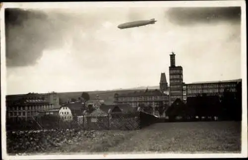 Foto Ak Oberlungwitz in Sachsen, Gesamtansicht, Zeppelin