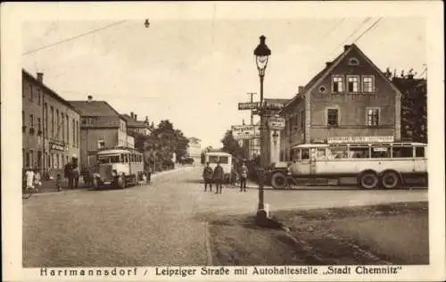 Ak Hartmannsdorf in Sachsen, Leipziger Straße, Autohaltestelle Stadt Chemnitz, Wegweiser