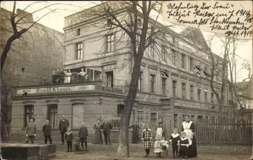 Foto Ak Sommerfeld Kremmen im Havelland, Geschäft von Emil Klaus, Passanten