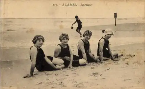 Ak Frauen in Badeanzügen am Strand