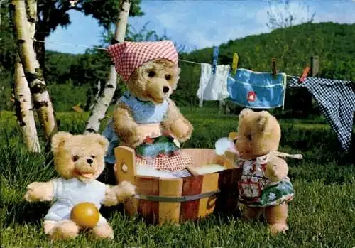 Ak Teddybären, Teddyfrau wäscht Wäsche, Teddykinder