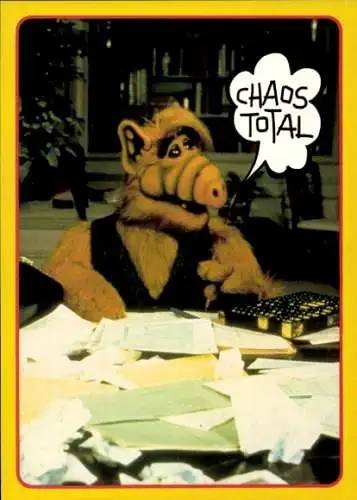 Ak Chaos total, Alf, Tisch mit Papieren