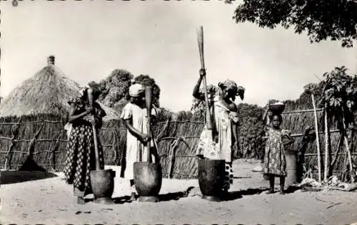 Ak Africa, Millet Pilers in the Village