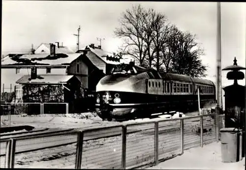 Ak Deutsche Eisenbahn, Karola und Karlex im Einsatz, Baureihe 175.0, Durchfahrt Hp. Kürbitz, Winter