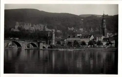 Ak Heidelberg am Neckar, Teilansicht, Blick vom Neckarufer, Brücke, Kirchturm