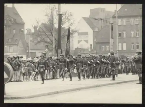 Fotografie DDR NVA Soldaten während einer Militärparade