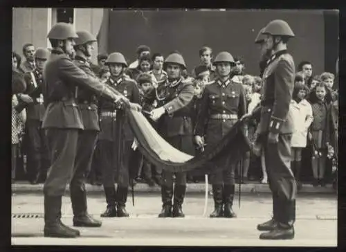 Fotografie DDR NVA Soldaten vermutlich während ihrer Vereidigung