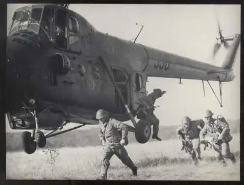 Fotografie DDR NVA-Soldaten während eines Manövers, Hubschrauber