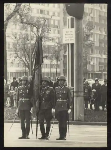 Fotografie DDR-Soldaten in Uniform, Fahne, Spruch-Tafel zum Parteitag