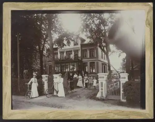 Fotografie Hartpappe, Damen mit Fahrrädern, Villa im Hintergrund, Ostsee?, um 1880