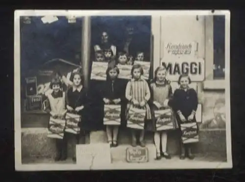 Fotografie Maggi-Werbung, Kornfrank-Werbung, Emailleschild, Kinder mit Werbetüten vor Ladengeschäft