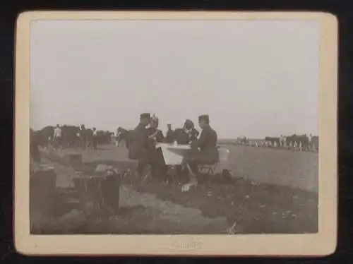 Fotografie Hartpappe 1. WK Soldaten, Offiziere am Kartentisch im Feld