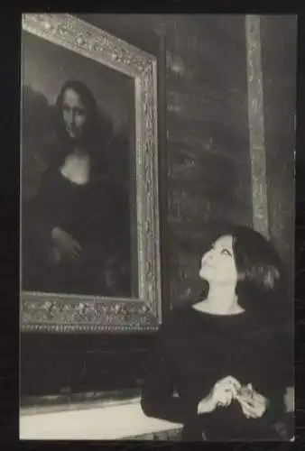 Fotografie Sophia Loren vor dem Gemälde "Mona Lisa" im Pariser Louvre, 1965