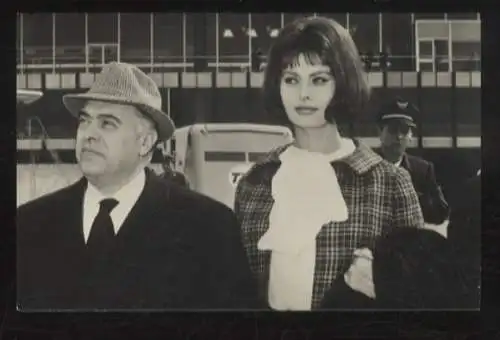 Fotografie Sophia Loren mit dem italienischen Filmproduzenten Carlo Ponti, 1965