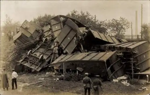 Foto Ak Verkehrsunfall, Eisenbahn, Waggon, Räumungsarbeiten