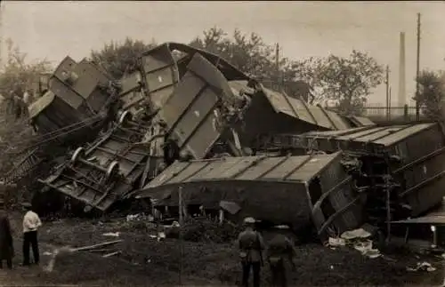 Foto Ak Verkehrsunfall, Eisenbahn, Waggon, Räumungsarbeiten, Böhmen