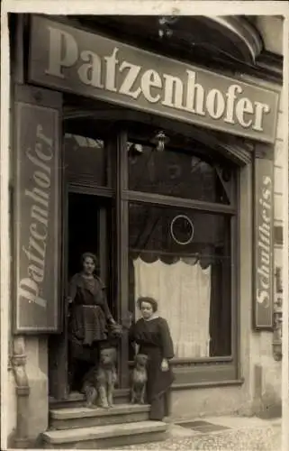 Foto Ak Berlin, Patzenhofer Schultheiss, Frauen, Hunde, Geschäft