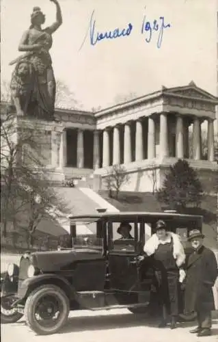 Foto Ak München Bayern, Ruhmeshalle, Bavaria, Mann und Frau vor einem Automobil