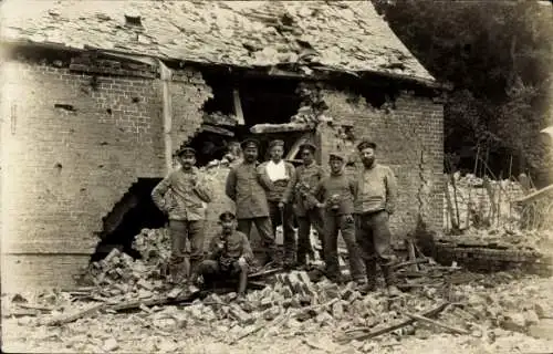 Foto Ak Deutsche Soldaten in Uniformen, Rgt. 10, Kriegszerstörungen, I WK