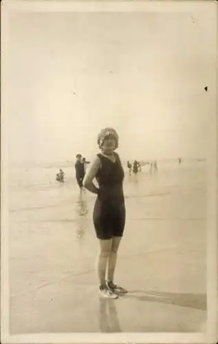 Foto Ak Frau im Badeanzug am Strand