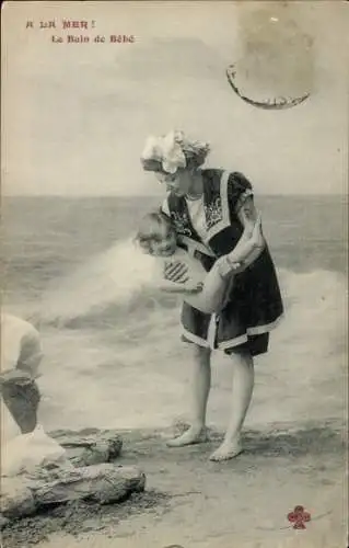 Ak Frau im Badekleid mit Kind am Strand