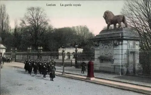 Ak Laeken Bruxelles Brüssel, königliche Wache, Löwenstatue