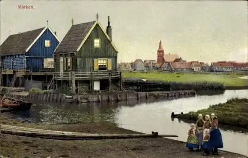 Ak Marken Nordholland Niederlande, Mädchen in Tracht vor Häusern, Nenke und Ostermaier 80 1958