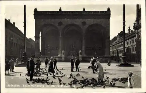 Ak München Bayern, Taubenfütterung vor der Feldherrnhalle