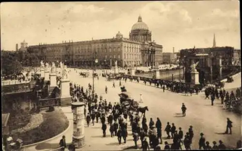 Ak Berlin Mitte, Königliches Schloss, Schlossbrücke, Passanten