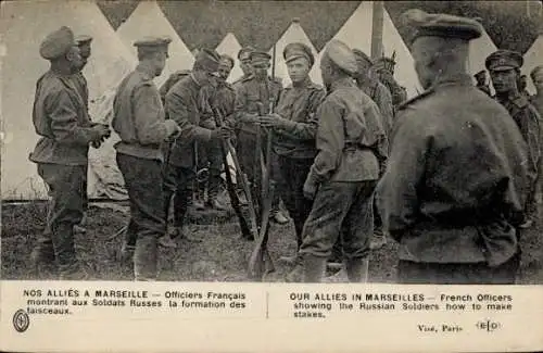 Ak Marseille Bouches du Rhône, french Officers showing Russian Soldiers how to make stakes