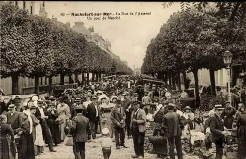 Ak Rochefort sur Mer Charente Maritime, La Rue de la Arsenal, ein Markttag