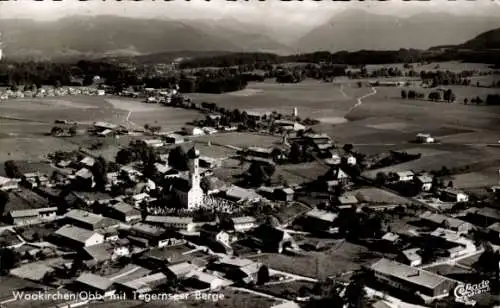 Ak Waakirchen in Oberbayern, Totalansicht, Tegernseer Berge, Kirche