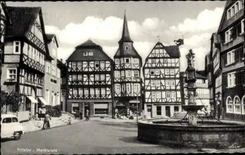 Ak Fritzlar in Hessen, Marktplatz, Brunnen, Fachwerkhäuser