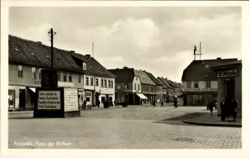 Ak Pritzwalk in der Prignitz, Platz der Einheit, Gedenkstein, Kaufhaus, Geschäft W. Häpke