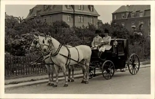 Foto Ak Dresden, Kutsche, Kutscher, Pferde, Häuser