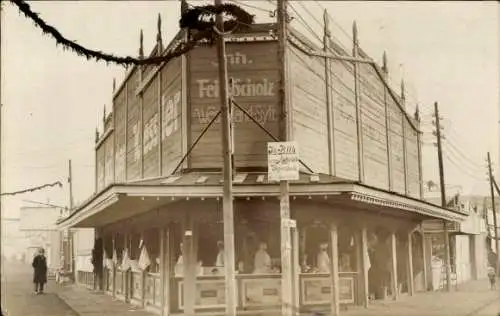 Foto Ak Westerland auf Sylt, Geschäft, Gebrüder Kessler, Passanten, Jahr 1925