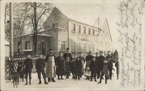 Foto Ak Euba Chemnitz in Sachsen, Gasthaus, Kinder, Anwohner, Hund, Winter