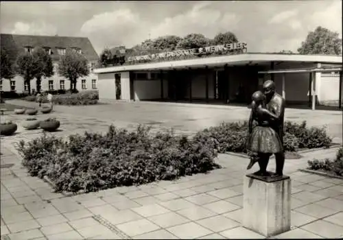 Ak Schwedt an der Oder, Restaurant Weinkeller Centra, Statue