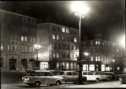 Ak Plauen im Vogtland, Bahnhofstraße bei Nacht, Hotel, Optiker